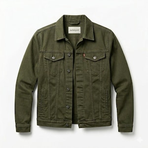 Könnte beinhalten: Olivgrüne Jeansjacke mit Knöpfen, Brusttaschen und Seitentaschen. Die Jacke hat einen klassischen Kragen und den Text "Jacketjoint" auf einem Etikett. Ein kleines rotes Etikett ist sichtbar.