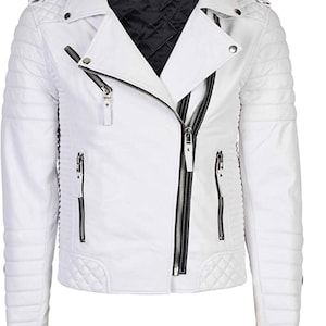 Puede incluir: Chaqueta de cuero blanca con cierre de cremallera asimétrico. Presenta detalles acolchados en hombros y mangas, múltiples bolsillos con cremallera y forro acolchado negro. Una prenda de abrigo elegante.