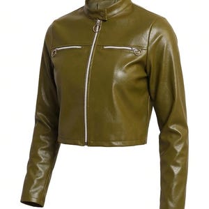 Op de afbeelding: Olijfgroene cropped jas met een opstaande kraag en een zilveren ritssluiting. De jas heeft twee voorzakken met zilveren ritsen en een ringdetail. Het materiaal heeft een glanzende, leerachtige uitstraling.