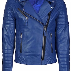 Puede incluir: Chaqueta de cuero azul vibrante con un estilo motero clásico. Cuenta con una cremallera asimétrica, detalles acolchados en hombros y codos, y múltiples bolsillos con cremallera. La chaqueta tiene un patrón de diamantes acolchados en los hombros y la parte inferior delantera.