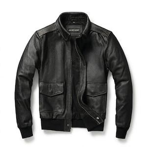 Peut inclure: Un blouson aviateur en cuir noir doté d'un col classique, d'une fermeture éclair frontale et de deux grandes poches à rabat sur le devant. L'étiquette intérieure porte le texte JACKETJOINT. Le blouson a des poignets et un ourlet côtelés.