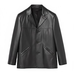 Könnte beinhalten: Ein schwarzer Lederblazer mit klassischem Drei-Knopf-Verschluss. Der Blazer hat ein fallendes Revers, zwei Vordertaschen und eine taillierte Passform. Eine vielseitige Jacke für jede Garderobe.