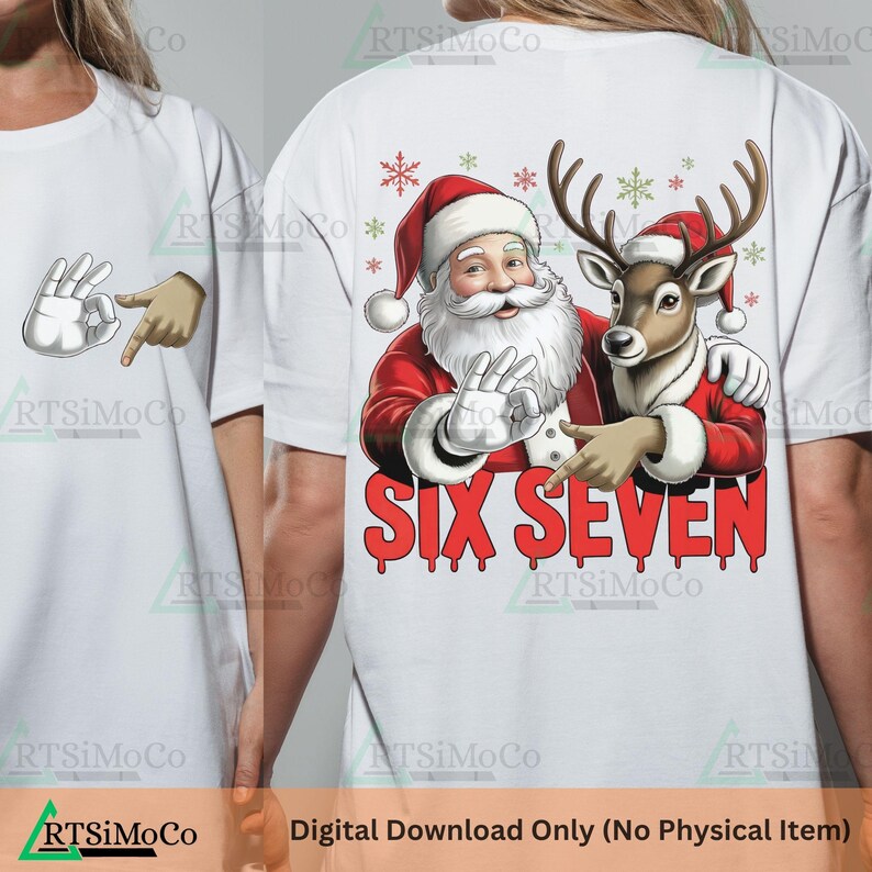Puede incluir: Camiseta blanca con un dise&ntilde;o festivo de Pap&aacute; Noel y un reno, ambos con gorros de Pap&aacute; Noel y trajes rojos. El texto "SIX SEVEN" est&aacute; en rojo. El lado izquierdo de la camiseta muestra un gesto con la mano.