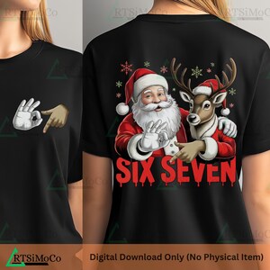 Puede incluir: Camiseta negra con un dise&ntilde;o navide&ntilde;o que presenta a Pap&aacute; Noel y un reno, ambos con gorros de Pap&aacute; Noel. El texto "SIX SEVEN" est&aacute; debajo. El lado izquierdo de la camiseta muestra un gesto con la mano. Tema navide&ntilde;o.