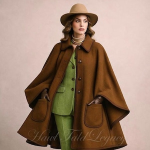 Puede incluir: Un abrigo tipo capa de lana marrón con bolsillos grandes y un sombrero a juego. El abrigo se lleva sobre un traje verde con pantalones a juego. La imagen también muestra guantes y botas de cuero marrón. El texto "Haute Field Legacy" es visible.