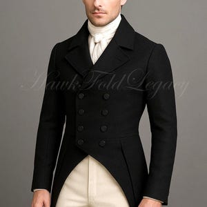 Può includere: Un cappotto di lana nero con doppiopetto e collo alto. Il cappotto ha una vestibilità sartoriale e un lungo spacco posteriore. Il modello indossa una camicia bianca e pantaloni color crema. Il cappotto è uno stile classico.