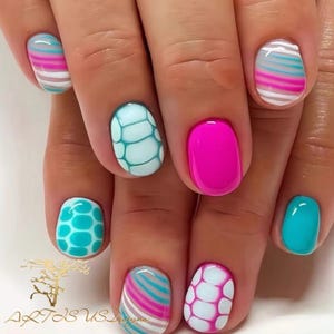 Puede incluir: Primer plano de una mano con varios diseños de uñas. Las uñas presentan diseños de rayas, lunares y colores lisos en tonos rosa, turquesa y blanco. Las uñas son cortas y redondeadas. El texto "ALTUSUS Designs" es visible.