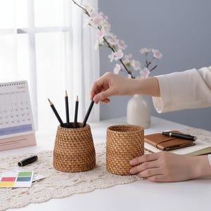 Rattan Pen Holder Woven Desk Organiser Pencil Cup Waterproof Stationery Storage Pot for Home Office School Boho Desk Decor Teacher Gift