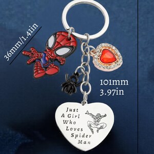 Puede incluir: Un llavero tem&aacute;tico de Spider-Man con una figura de Spider-Man roja y negra, un dije de ara&ntilde;a negra y un dije en forma de coraz&oacute;n con una gema roja. El llavero tambi&eacute;n incluye una etiqueta en forma de coraz&oacute;n que dice "Just A Girl Who Loves Spider-Man". El llavero mide 10,1 cm de largo.