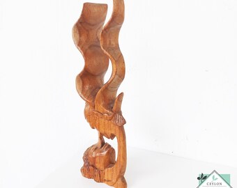 Statue abstraite d'amoureux en bois s'embrassant - oeuvre d'art romantique sculptée à la main