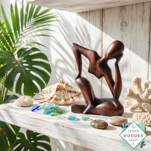 Estátua do Homem "O Pensador" em Mogno Talhada à Mão – Escultura Moderna Abstrata