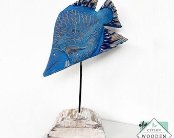 Handgeschnitzte hölzerne tropische blaue Fischskulptur: Küstenwohnkultur