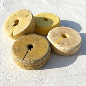 ヴィンテージ風の褪せた黄色の硬質発泡スチロール製漁網ブイ4個セット - 6インチの風化した海の浮き輪 - 海岸沿いのビーチハウスの航海装飾