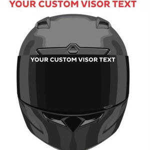 Può includere: Casco da moto nero con visiera oscurata. Il testo "YOUR CUSTOM VISOR TEXT" è visualizzato in rosso sopra e sotto la visiera. Il casco ha un design elegante e aerodinamico.