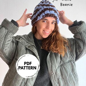 Könnte beinhalten: Gehäkelte Mütze in Braun- und Hellblautönen mit einem strukturierten Muster. Der Text "Welle Beanie" und "PDF PATTERN" ist ebenfalls im Bild enthalten.
