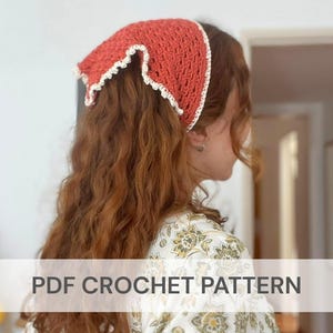Könnte beinhalten: Ein korallenfarbenes Häkeltuch mit einem wellenförmigen, cremefarbenen Besatz. Die Kopfbedeckung ist dreieckig und scheint handgefertigt zu sein. Der Text "PDF CROCHET PATTERN" wird am unteren Rand des Bildes angezeigt.