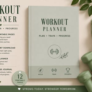 Op de afbeelding: Een saliegroen workoutplanner-boek met de tekst WORKOUT PLANNER PLAN TRAIN PROGRESS. De kaft bevat een halterpictogram en een kleine bladillustratie. Naast het boek liggen twee saliegroene halters en een bijpassende geribbelde waterfles.
