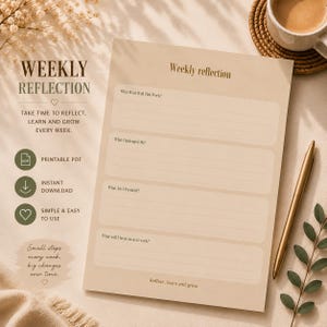 Op de afbeelding: Een beige wekelijkse reflectieplanner met donkerbruine tekst. De pagina bevat secties met de titels Weekly reflection, What Went Well This Week?, What Challenged Me?, What Am I Proud Of? en What will I focus on next week? met gelinieerde ruimtes.