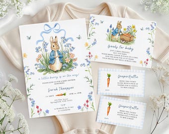 Plantilla de invitación para baby shower de niño con temática de conejo: Un conejito está en camino, invitación rústica con flores azules estilo jardín (editable en Canva) BS17