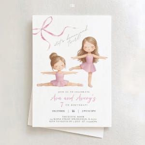Può includere: Un biglietto d'invito bianco con illustrazioni di due ballerine in abiti rosa. Il testo "Let's dance and twirl!" è sopra le illustrazioni. Il biglietto annuncia "Ava and Avery's 7th Birthday!" con data, ora e luogo.
