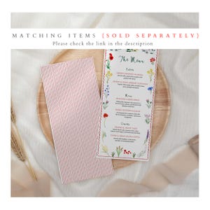 Puede incluir: Un men&uacute; y un papel a rayas se presentan en una bandeja de madera. El men&uacute; presenta ilustraciones florales y texto, incluyendo "The Menu" y varios platos. El papel a rayas tiene un patr&oacute;n rojo y blanco. El texto "MATCHING ITEMS (SOLD SEPARATELY)" es visible.