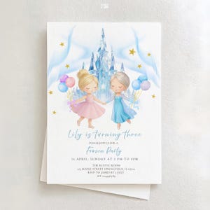 Puede incluir: Una invitación de fiesta de cumpleaños con temática de Frozen con dos chicas de dibujos animados tomadas de la mano frente a un castillo. La invitación dice "Lily cumple tres" e incluye detalles de la fiesta: fecha, hora, lugar e información de RSVP.