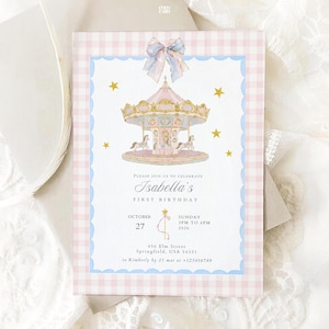 Può includere: Un biglietto d'invito rettangolare con bordo a quadretti vichy rosa e bianchi, con un'illustrazione ad acquerello di una giostra, un fiocco blu in alto e stelle dorate. Il testo include Isabella's First Birthday, 27 ottobre, domenica 15-18 2026.