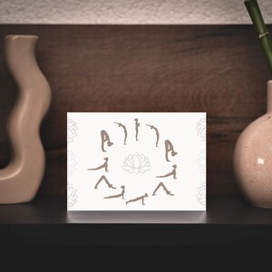 Vykort med yoga-solhälsning för utskrift som digital nedladdning (PDF-fil).