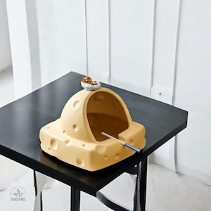 Cheese-Shaped Ceramic Ashtray – Fun, Fly-Proof Design with Lid, Perfect for Quirky Decor or a Fun Gift for Smokers