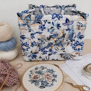Borsa organizer trapuntata per lavori creativi, borsa per progetti di maglia con motivi floreali, borsa portaoggetti per ricami, organizer per filati, borsa portaoggetti per cucito