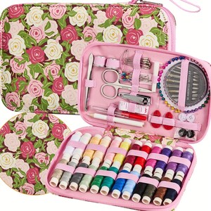 Pu&ograve; includere: Un kit da cucito rosa con un motivo floreale di rose rosa, bianche e verdi. Il kit &egrave; aperto, rivelando vari strumenti di cucito, tra cui forbici, aghi, rocchetti di filo e bottoni. Il kit &egrave; progettato per cucire e creare.