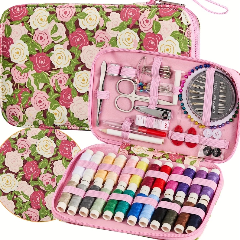 Pu&ograve; includere: Un kit da cucito rosa con un motivo floreale di rose rosa, bianche e verdi. Il kit &egrave; aperto, rivelando vari strumenti di cucito, tra cui forbici, aghi, rocchetti di filo e bottoni. Il kit &egrave; progettato per cucire e creare.