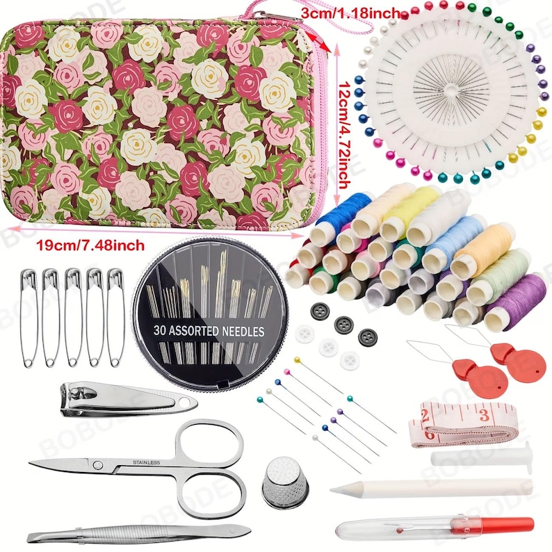 Pu&ograve; includere: Un kit da cucito con custodia a fantasia floreale (19 x 3 x 12 cm) contenente vari accessori per cucire. Include rocchetti di filo, aghi, spilli, forbici, bottoni e un metro a nastro.