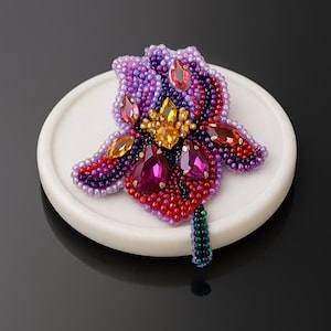 Lila Iris DIY Perlen Brosche Kit, handgemachtes Schmuckherstellungs Set, Stickerei Perlen Kit, Blumenstickerei Set, Geschenk für Sie