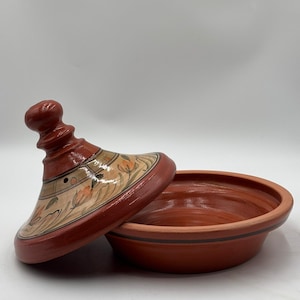 Puede incluir: Un letrero de madera rústico con el texto "Welcome to our home" en un estilo manuscrito. El letrero presenta un acabado envejecido y un diseño sencillo y acogedor, ideal para un porche o entrada.