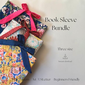 Può includere: Un fascio di custodie per libri trapuntate con vari motivi floreali. Le custodie sono nei toni del blu, giallo e bianco, con nastri coordinati rosa e blu. È visibile anche il testo "Book Sleeve Bundle" e "Three size".