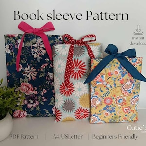 Op de afbeelding: Drie stoffen boekenhoezen met bloempatronen en strikken. De hoezen zijn in marineblauw, lichtblauw en geel. De tekst "Book sleeve Pattern" staat bovenaan. De tekst "PDF Pattern", "A4/USLetter" en "Beginners Friendly" staat onderaan.