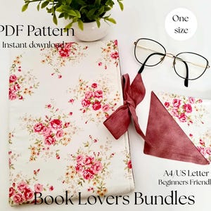 Puede incluir: Una funda de libro y un bolsillo a juego, ambos con un estampado floral de rosas rosas sobre fondo blanco. Una cinta burdeos y unas gafas están junto a la funda del libro. El texto de la imagen dice "PDF Pattern", "Instant download", "One size", "A4/US Letter Beginners Friendly" y "Book Lovers Bundles".