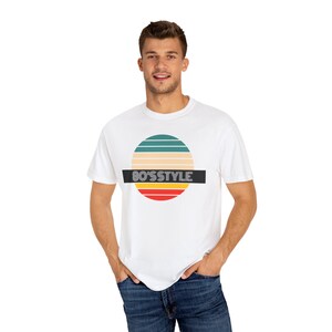 T-shirt unisex tinta in capo in stile anni &#39;80, maglietta retrò, maglietta con scritta &quot;Great Things Await&quot;, maglietta con grafica vintage, perfetta per un abbigliamento casual