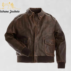 Könnte beinhalten: Braune Lederjacke mit Used-Look. Die Jacke hat einen Kragen, zwei Vordertaschen und gerippte Bündchen und Saum. Das Stitchure Jackets-Logo befindet sich in der oberen linken Ecke.