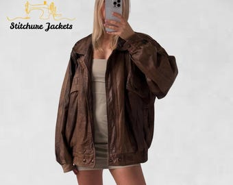 Puede incluir: Chaqueta de cuero marrón con un diseño clásico. La chaqueta tiene cuello, bolsillos delanteros y cierre de botones. La chaqueta es de Stitchure Jackets.