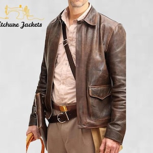 Könnte beinhalten: Braune Lederjacke mit zwei Vordertaschen und einem Kragen. Die Jacke wird über einem hellen Hemd mit Knöpfen und einer braunen Hose getragen. Das Bild enthält den Text "Stitchure Jackets" in Schwarz.