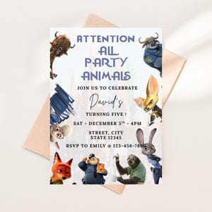 Puede incluir: Una invitaci&oacute;n de fiesta con el texto "ATTENTION ALL PARTY ANIMALS" y "David's TURNING FIVE!" rodeada de personajes de dibujos animados. La invitaci&oacute;n est&aacute; sobre un fondo blanco con un sobre marr&oacute;n claro.