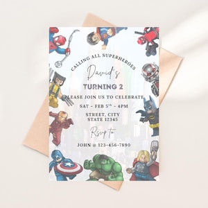 Puede incluir: Una invitación de cumpleaños con temática de superhéroes con personajes de cómics. La invitación incluye el texto "CALLING ALL SUPERHEROES" y detalles de la fiesta. La invitación está sobre un sobre beige claro.