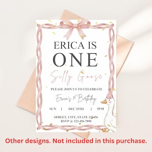 Puede incluir: Una tarjeta de invitaci&oacute;n blanca con cinta rosa y confeti dorado. El texto dice "Erica is One Silly Goose" con detalles de la fiesta y una ilustraci&oacute;n de ganso. Se incluye informaci&oacute;n de RSVP.