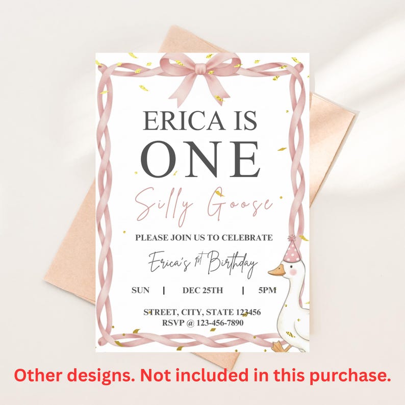 Puede incluir: Una tarjeta de invitaci&oacute;n blanca con cinta rosa y confeti dorado. El texto dice "Erica is One Silly Goose" con detalles de la fiesta y una ilustraci&oacute;n de ganso. Se incluye informaci&oacute;n de RSVP.