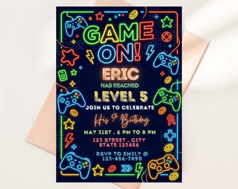 Plantilla editable de invitación de cumpleaños con temática de videojuegos neón, invitación para fiesta de videojuegos, cumpleaños para subir de nivel, invitación digital para gamers (descarga gratuita).