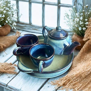 Handgefertigtes Keramik-Tee-Set mit Tablett - Teekannen-Set aus glasiertem Steingut (Wasserkocher, 2 Tassen & Serviertablett)