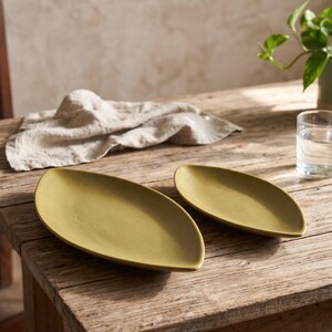 Handcrafted Leaf-Shaped Ceramic Platters Set of 2 Matte Olive-Green Serving Plates High-Fire Stoneware Dishwasher Safe