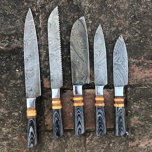 Juego de cuchillos de chef de acero de Damasco forjado a mano con mango de madera dura y funda de cuero.